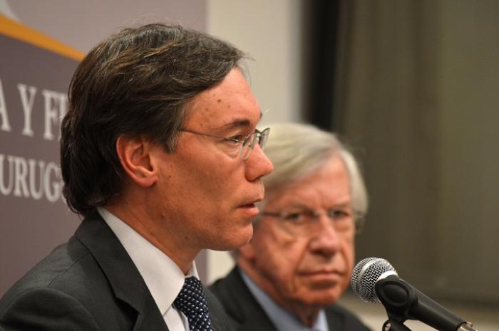 Martín Vallcorba y Danilo Astori en conferencia de prensa 