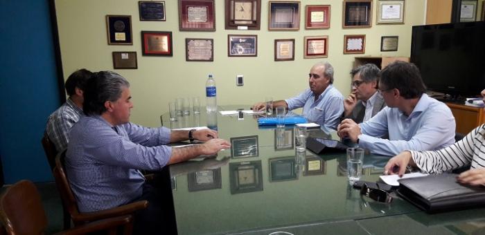 Reunión entre representantes de Inclusión Financiera y de las gremiales rurales de Melo y Treinta y Tres Representantes de Inclusión financiera y de las gremiales rurales de Melo en reunión