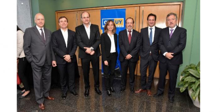 Ricardo Gómez y Rosa Osimani en foto grupal con Cámara de Zonas Francas