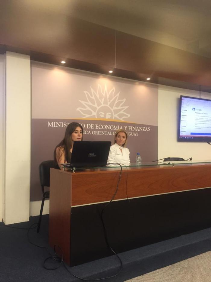 Actividad de Promoción y Difusión mostrador de la sala de actos con la Ec. Luciana Macedo y Dra. Natalia Jul