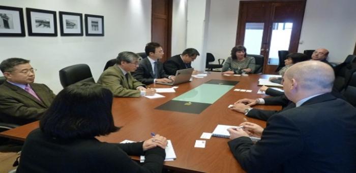 Foto de la Directora de Catastro Ec. Sylvia Amado junto a autoridades de Corea