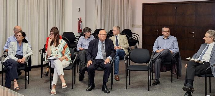Ministra de Economía, Azucena Arbeleche, presidente del BCU, Washington Ribeiro junto a sus equipos Ministra de Economía, Azucena Arbeleche, presidente del BCU, Washington Ribeiro junto a sus equipos