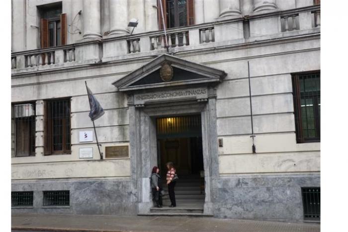 Ingreso Uruguay Fachada del Ministerio de Economía y Finanzas