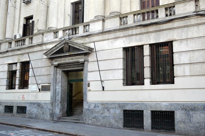 Funcionamiento de ferias alimentarias vecinales en actual fase de pandemia COVID 19 vista de la fachada del edificio del Ministerio de economía y finanzas