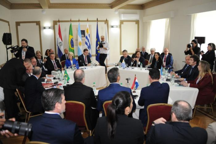 Azucena Arbeleche, Luis Lacalle Pou y Omar Paganini, en reunión con delegación de la Unión Europea Azucena Arbeleche, Luis Lacalle Pou y Omar Paganini, en reunión con delegación de la Unión Europea