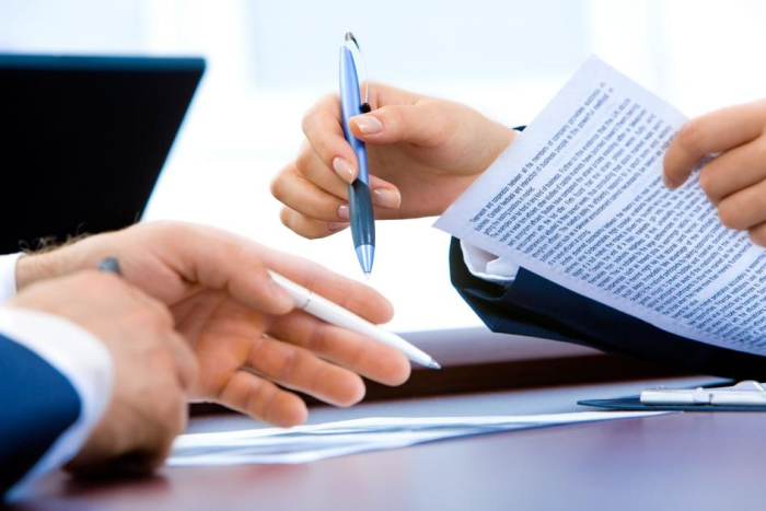 Persona firmando declaración jurada