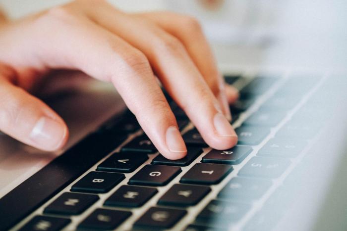 Horarios de atención días 20, 24 y 31 de diciembre vista de teclado de computadora