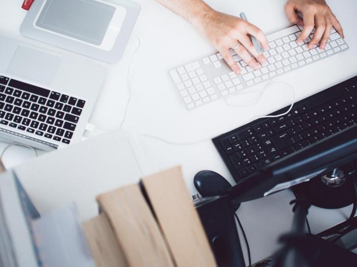 vista de persona trabajando en una computadora