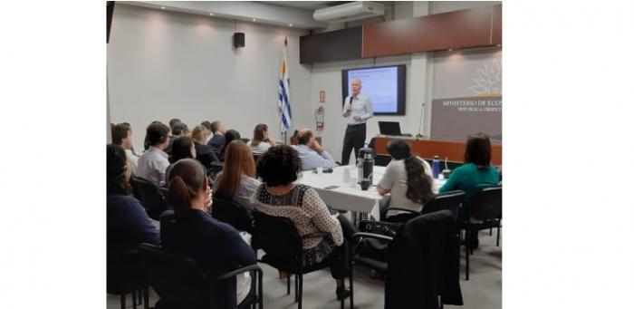 Desafíos para Uruguay en su gestión presupuestal Marc Robsinson disertando ante funcionarios del MEF