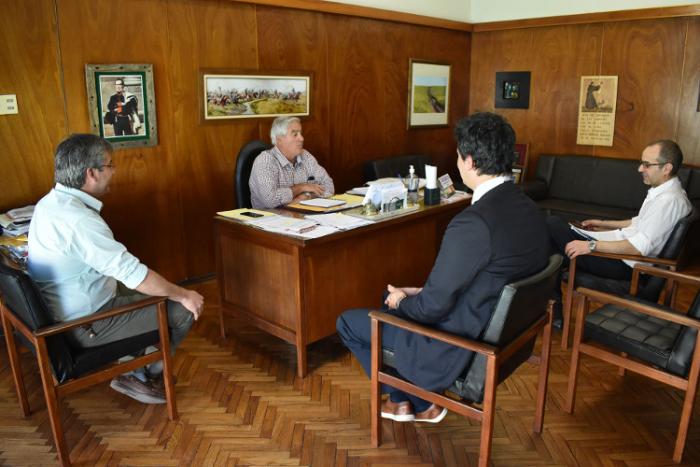 Dr. Álvaro Fuentes, el Sr. Agustín Bascou, el Prosecretario Dr. Bernardo Saez y el Esc.Enzo Ubios