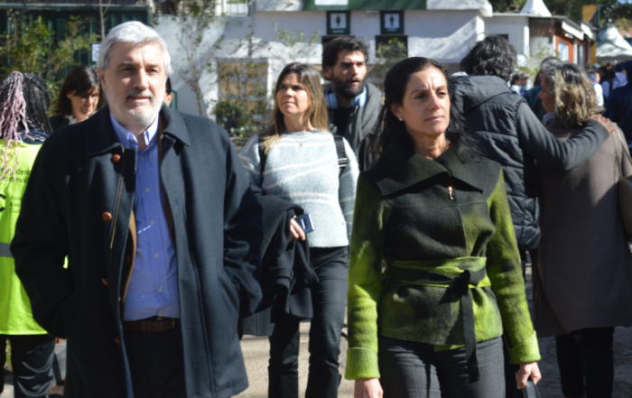 Subsecretario Alejandro Irastorza y ministra Azucena Arbeleche caminando en expo Prado 2023