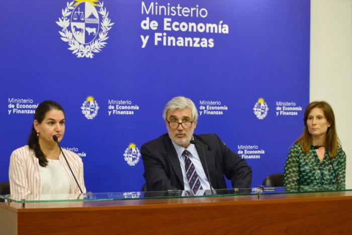 Directora Marcela Bensión, ministro (i) Alejandro Irastorza, directora Nicole Perelmuter Reducción de la pobreza