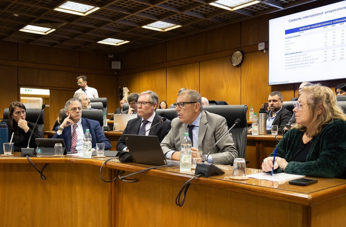 Equipo económico presentando Presupuesto Nacional en el Parlamento