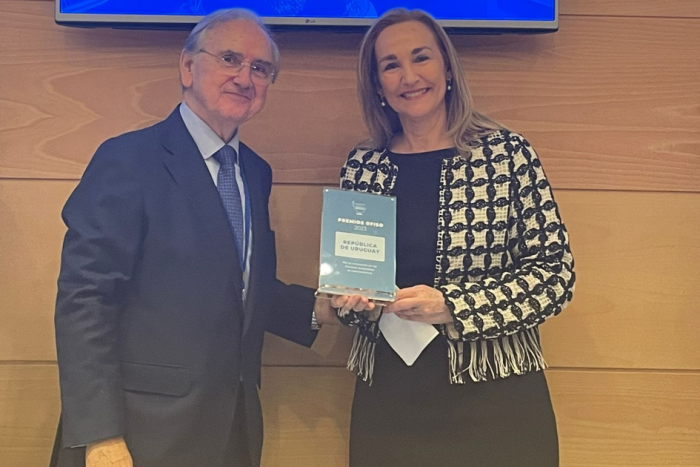 Embajadora uruguaya en España, Ana Teresa Ayala. Embajadora uruguaya en España, Ana Teresa Ayala, recibiendo el premio.