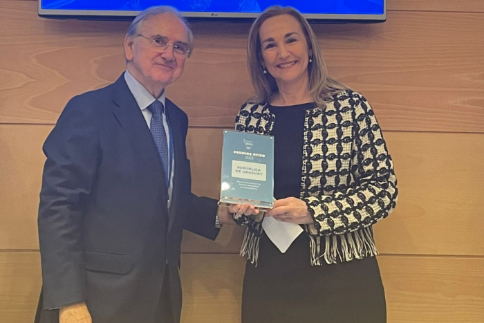 Embajadora uruguaya en España, Ana Teresa Ayala, recibiendo el premio.