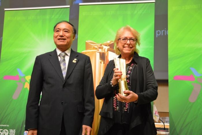 Esc. Ana María Sánchez, recibiendo el Premio Esc. Ana María Sánchez, directora del Área Defensa del Consumidor recibiendo el premio