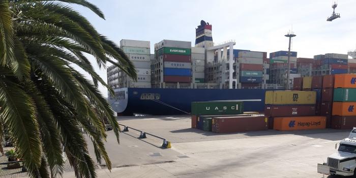 Barco con contenedores en el puerto
