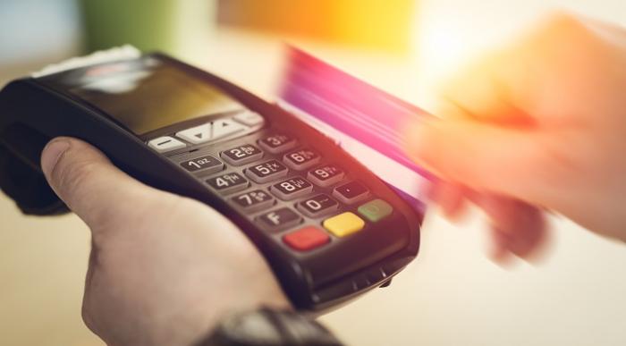 POS electrónico efectuando pago con tarjeta de débito