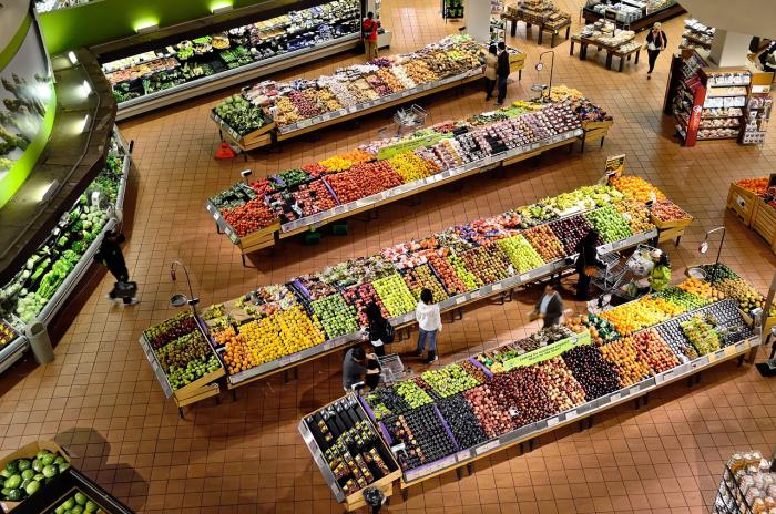 Vista desde arriba de frutas y verduras en un supermercado