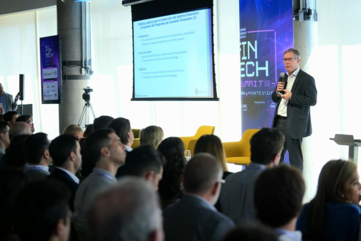 Subsecretario Martín Vallcorba durante su presentación