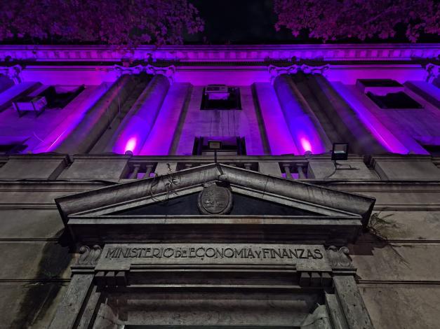Fachada MEF iluminada con el color que simboliza los feminismos y el Día Internacional de la Mujer