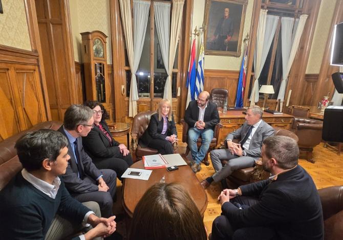 Equipo del Ministerio de Economía entregando Rendición de Cuentas en el Parlamento