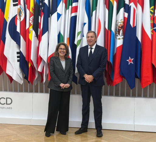 Gabriel Oddone y Fabrizia Lapecorella en la sede de la OCDE en París