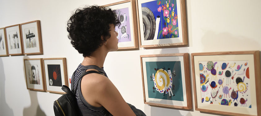 mujer viendo la exposición
