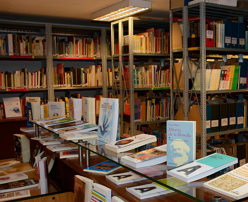 libros en estantes