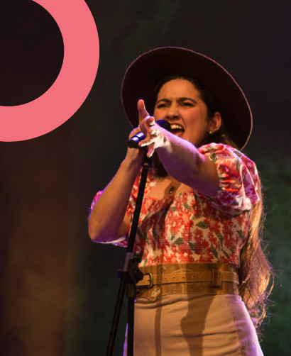 Foto mujer tocando música