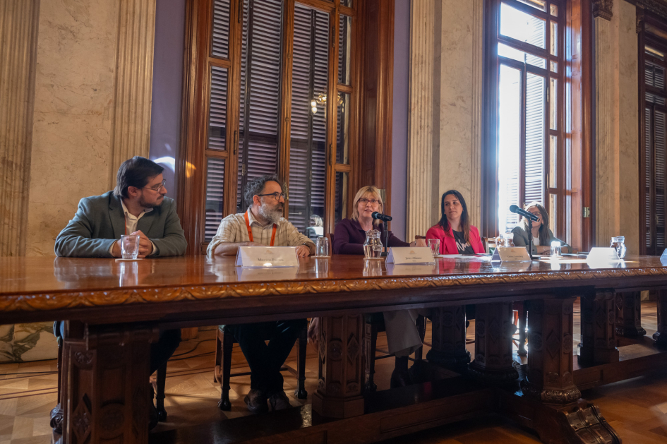 Personas sentadas frente al público