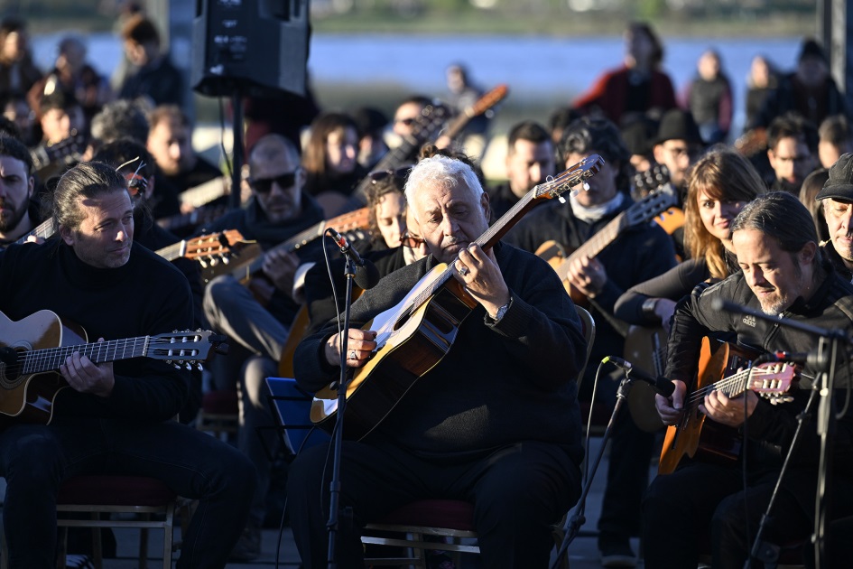 Personas tocando la guitarra