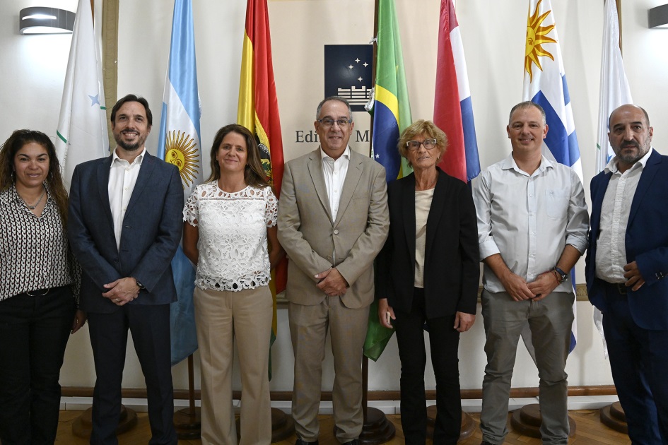 Ministro de Educación y Cultura, José Carlos Mahía, junto autoridades