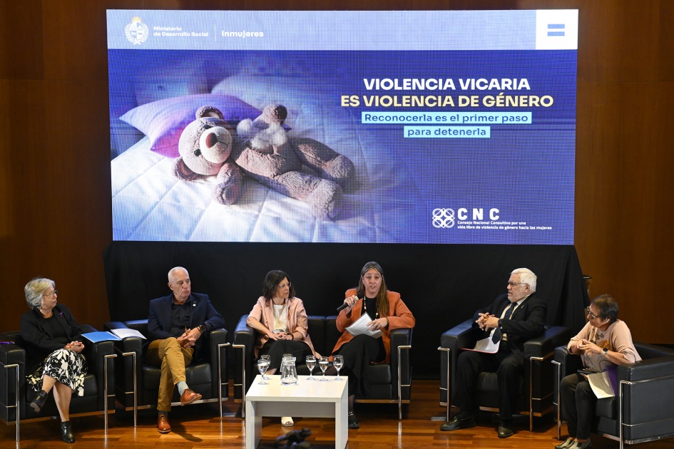 Plano general de autoridades en sala.