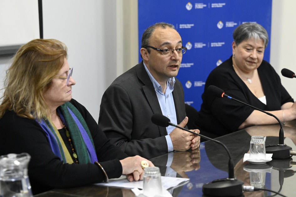 Personas en mesa hablando al público.
