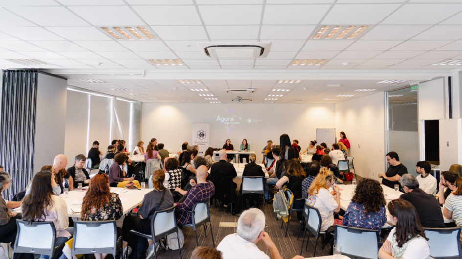 Plano general de personas reunidas en una sala.