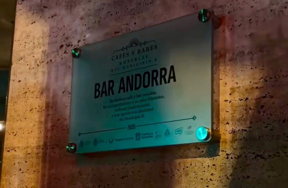 Placa sobre una pared