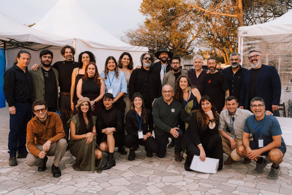 Personas posan para foto