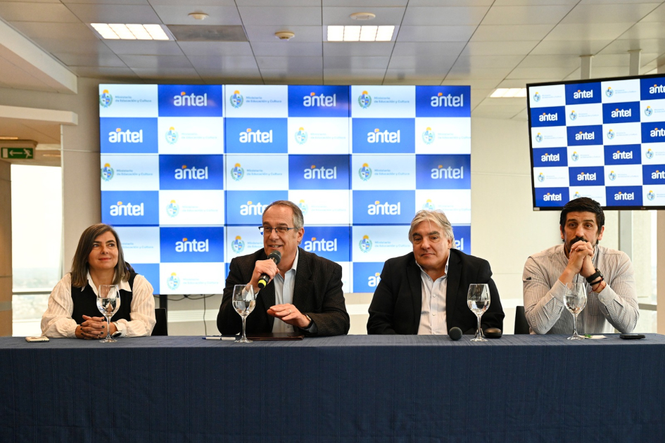 Autoridades en mesa