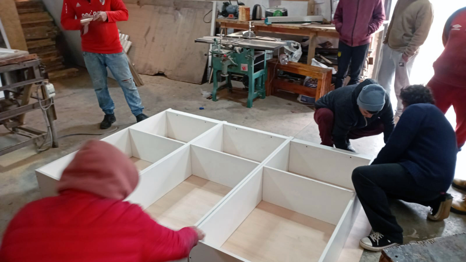 Personas construyendo una biblioteca