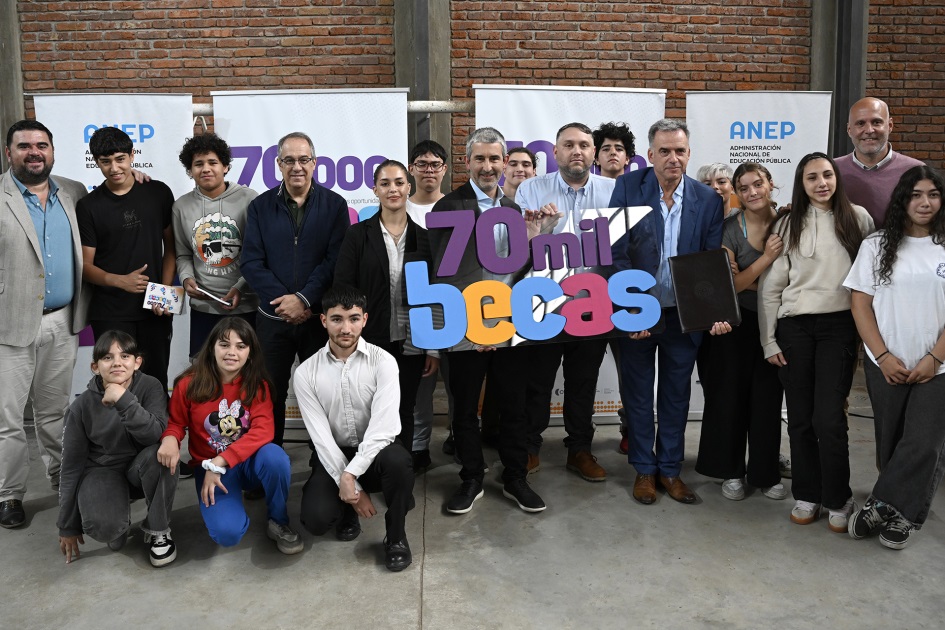 Personas posan para foto.