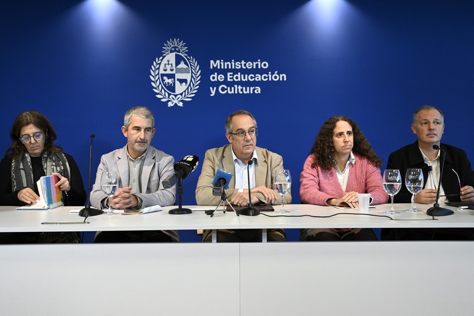 Autoridades en mesa durante presentación