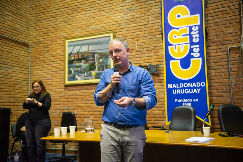 Gabriel Quírici, director nacional de Educación, hablando al público