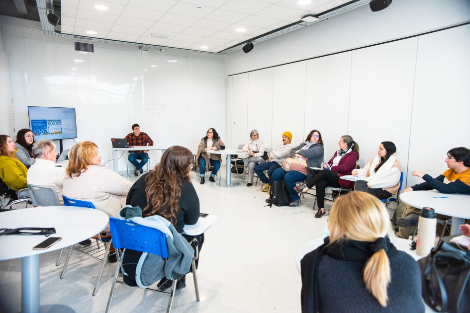 Personas reunidas en ronda