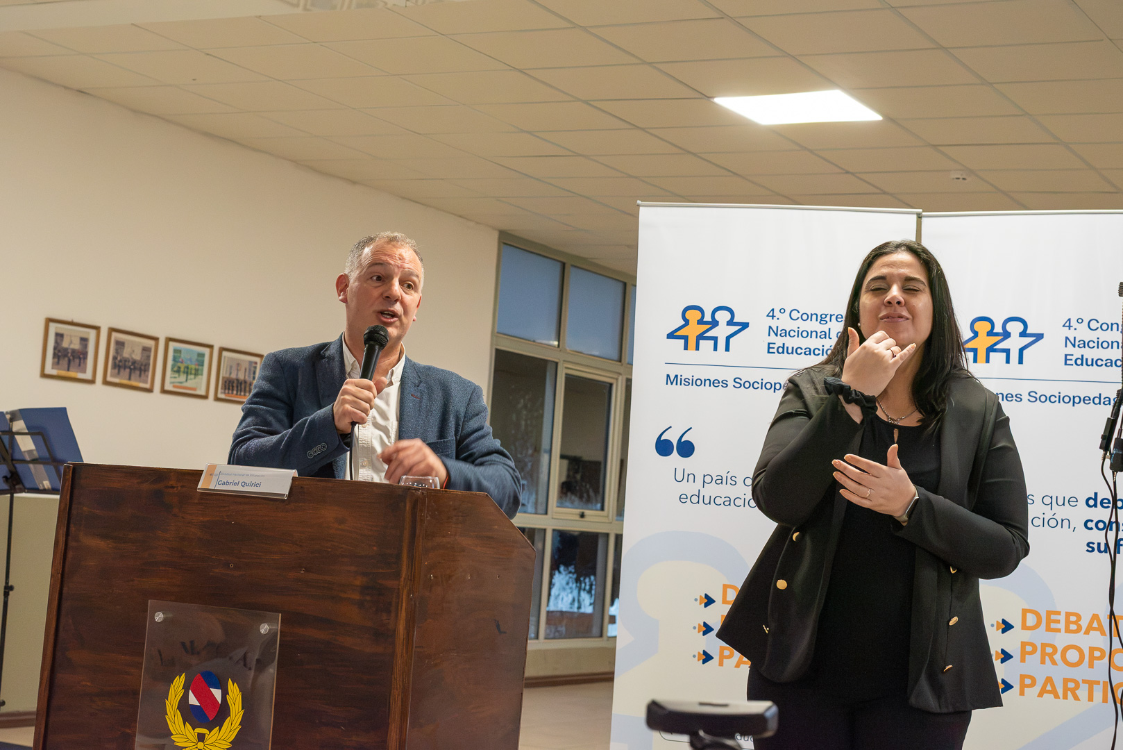 Director nacional de Educación hablando desde un atril