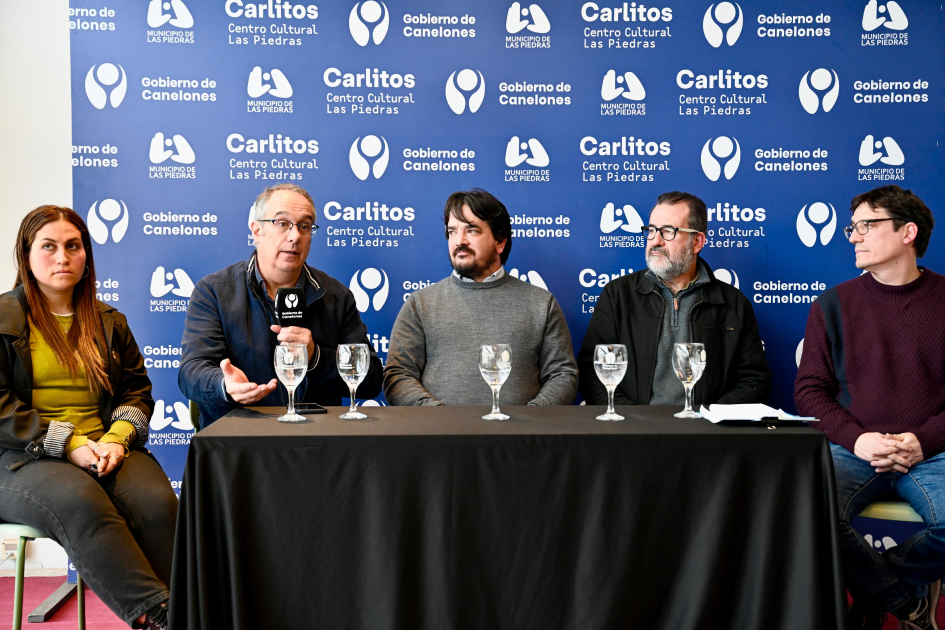 Autoridades en mesa durante presentación