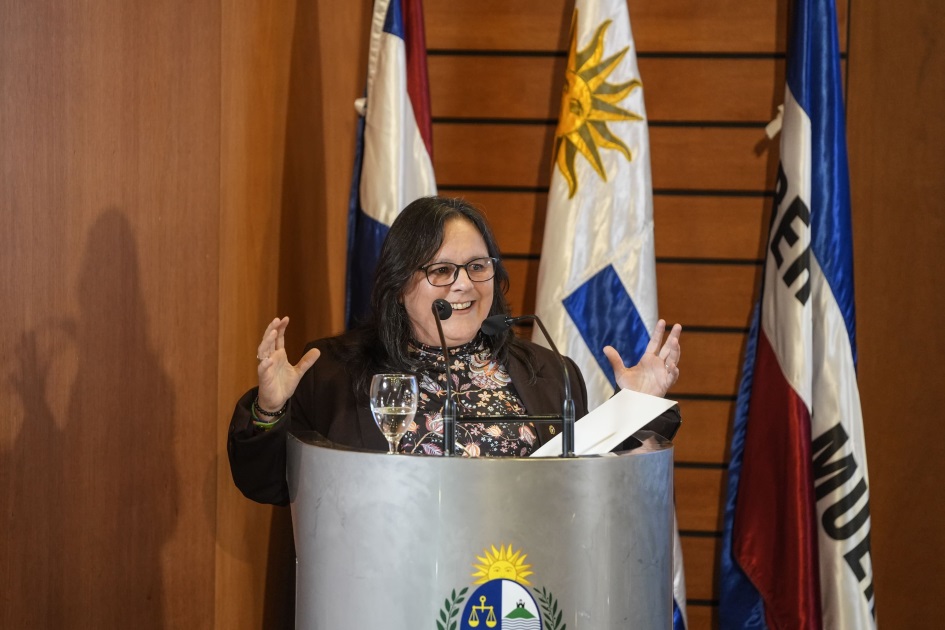 Subsecretaria hablando al público
