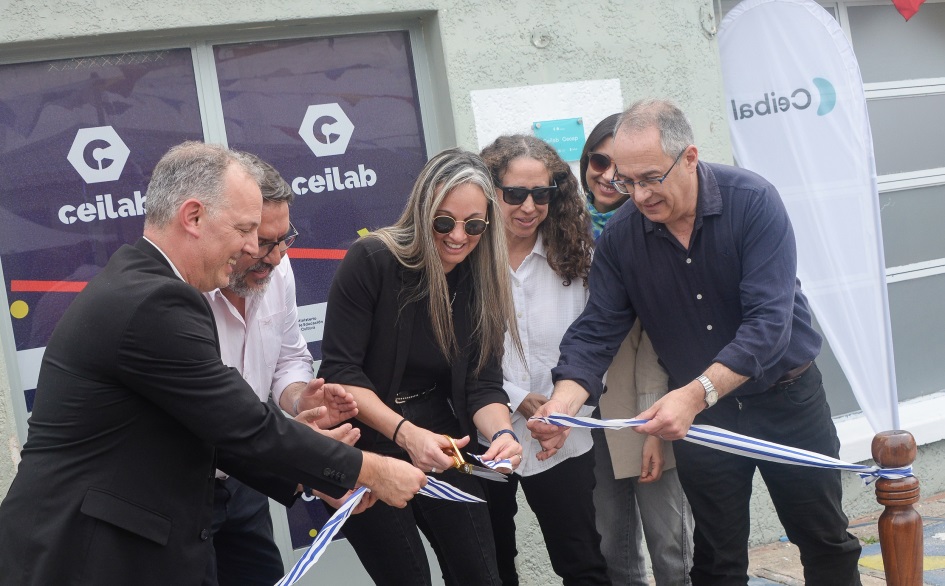 Autoridades cortando cinta inaugural