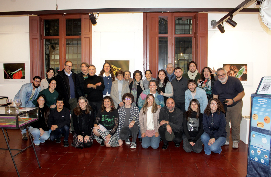 Personas posan para foto