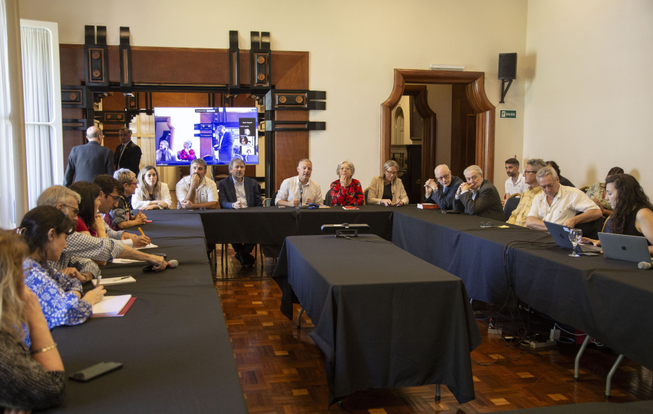 Plano general de personas en reunión.